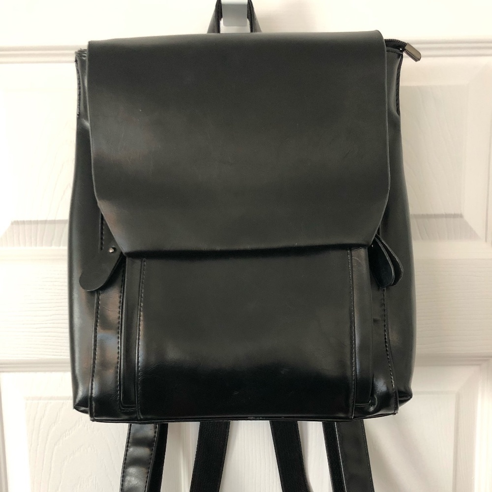 No label black square backpack